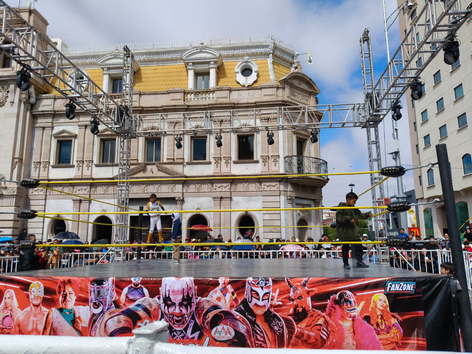 Vibrante función de lucha libre en Plaza de Armas