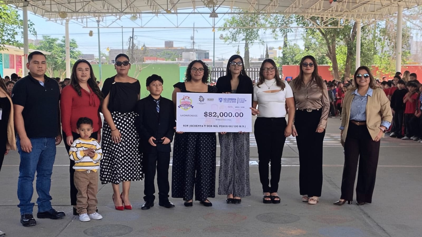 Entrega Eli Guzmán cheque a diputado infantil