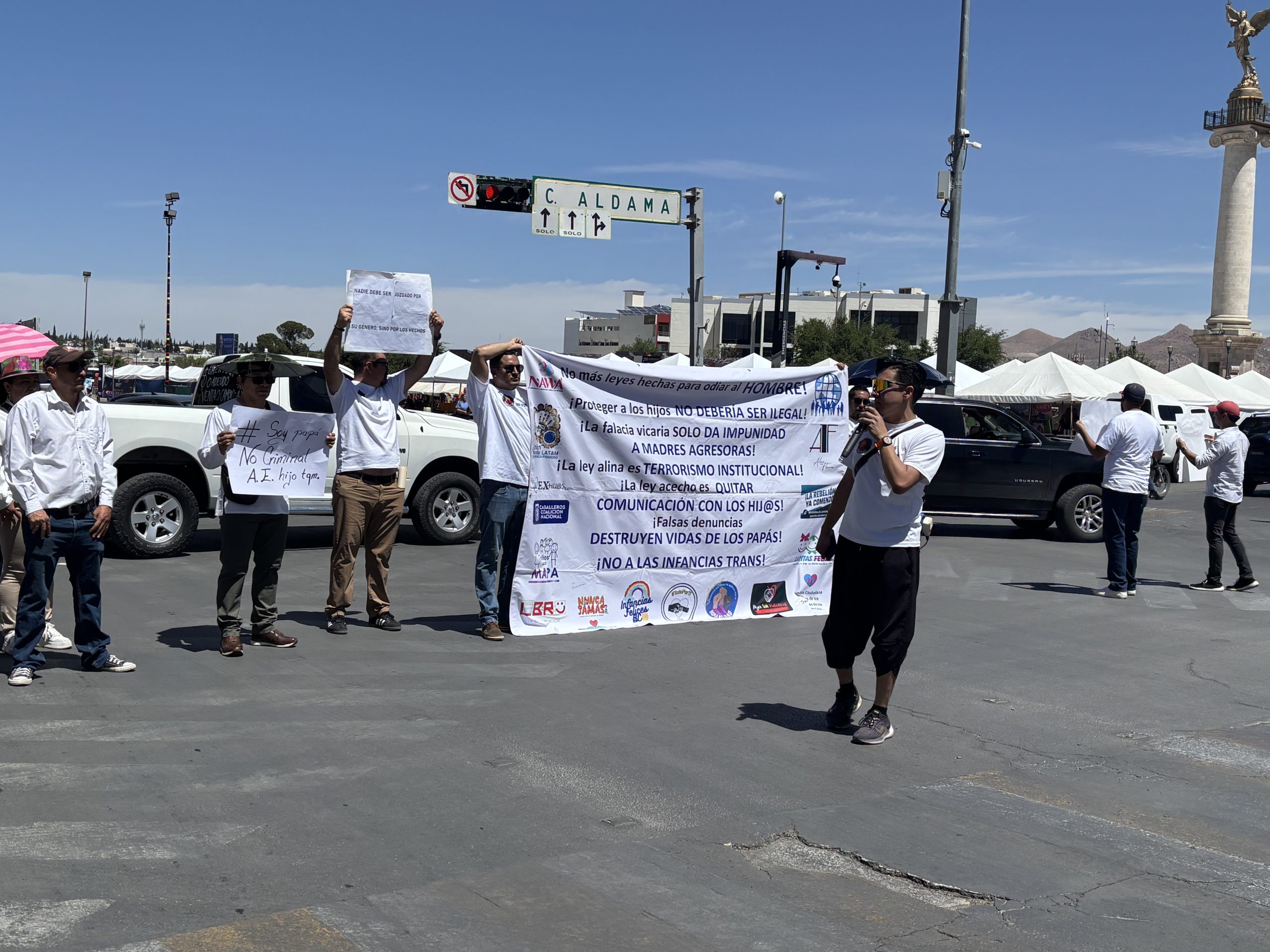 Padres llevan su protesta al centro y cierran vialidades