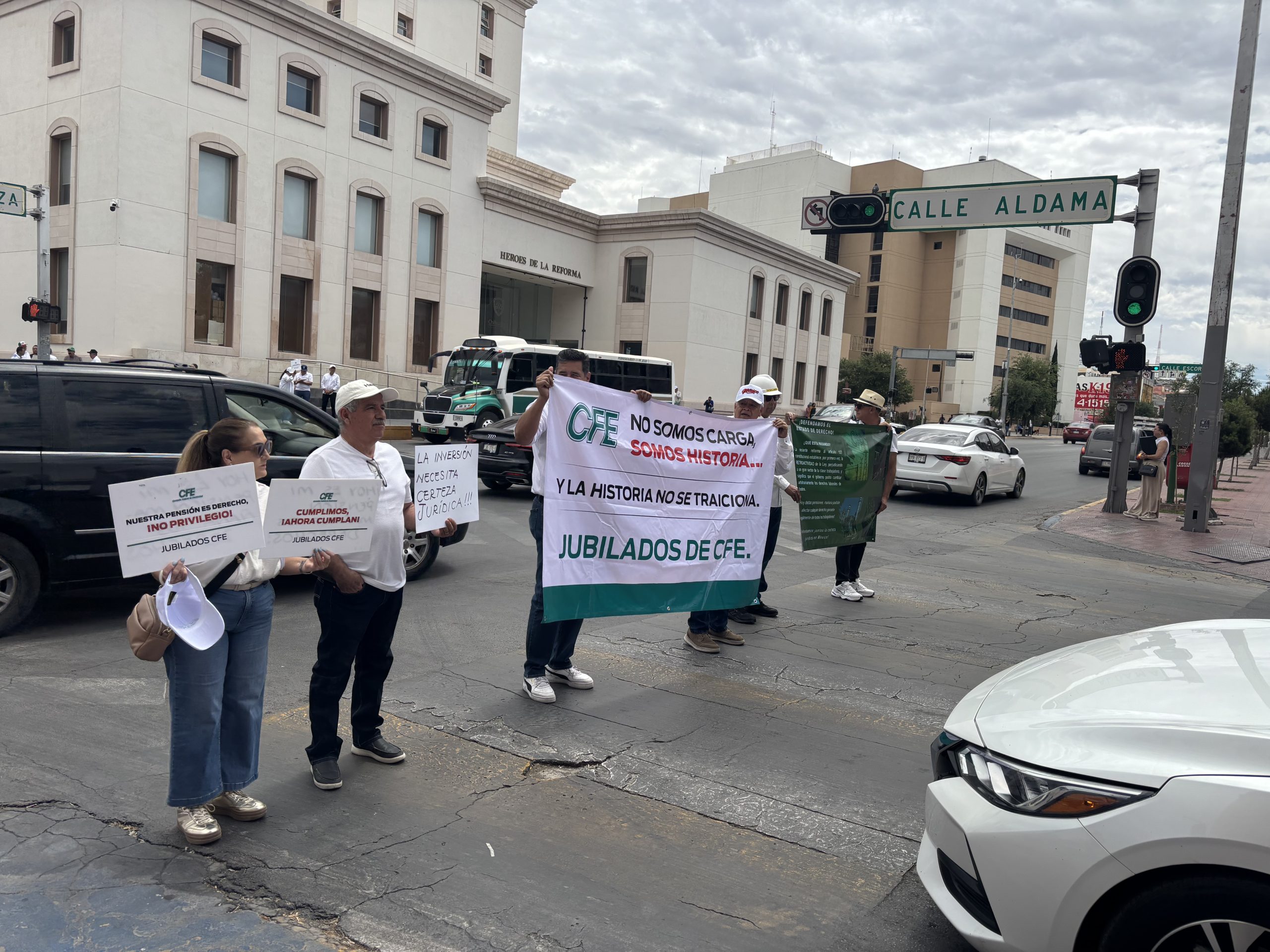 Jubilados protestan en semáforos contra reforma a pensiones