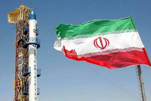 Irán mantiene contactos con Estados Unidos y defiende su programa nuclear