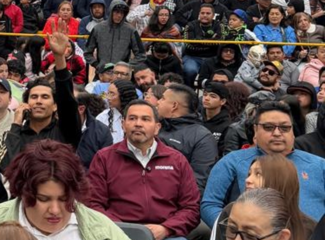 Llegó Pérez Cuéllar a función de lucha en la Plaza de Armas