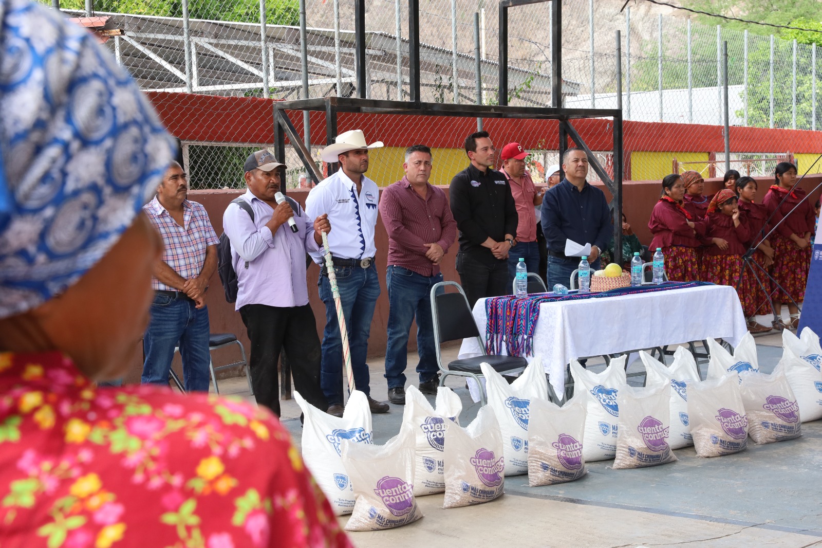 Estado entrega 10 toneladas de apoyos alimentarios en Urique