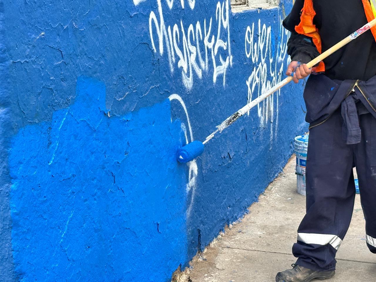 Jóvenes grafiteros pintan sus rayones gracias a la labor de la UAP