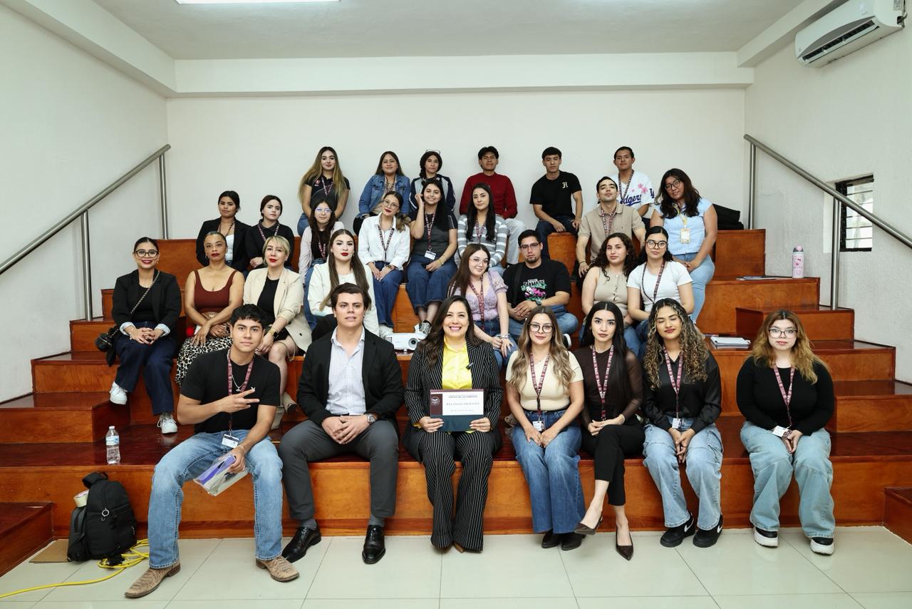 Dialoga diputada con universitarios