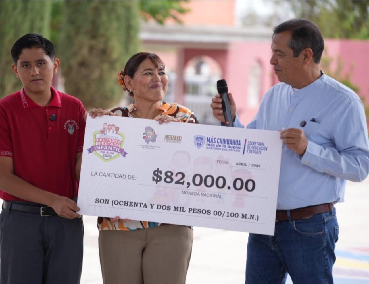 Diputado entrega apoyo a escuela de Saucillo