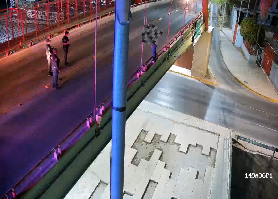 Policías salvan la vida a hombre que intentó lanzarse de puente