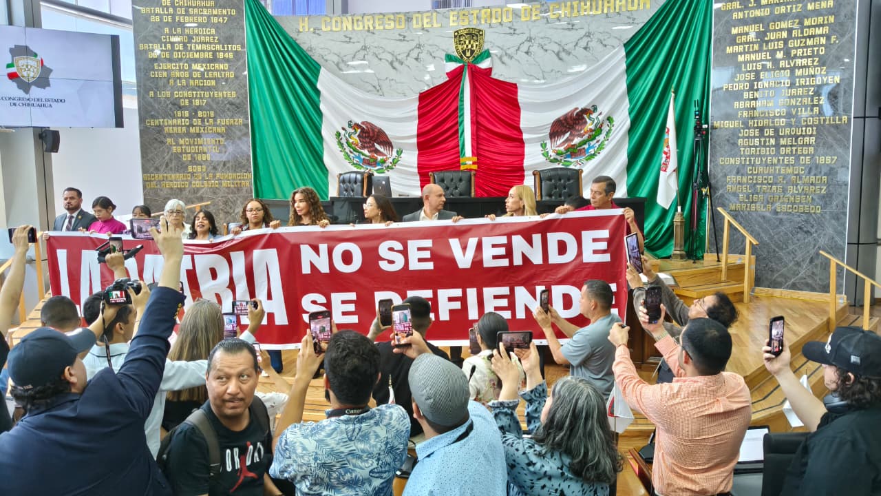 Toman diputados de morena la tribuna