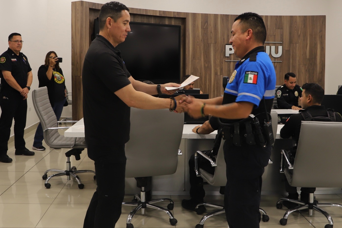 Reconocen a policías y bomberos por su vocación de servicio
