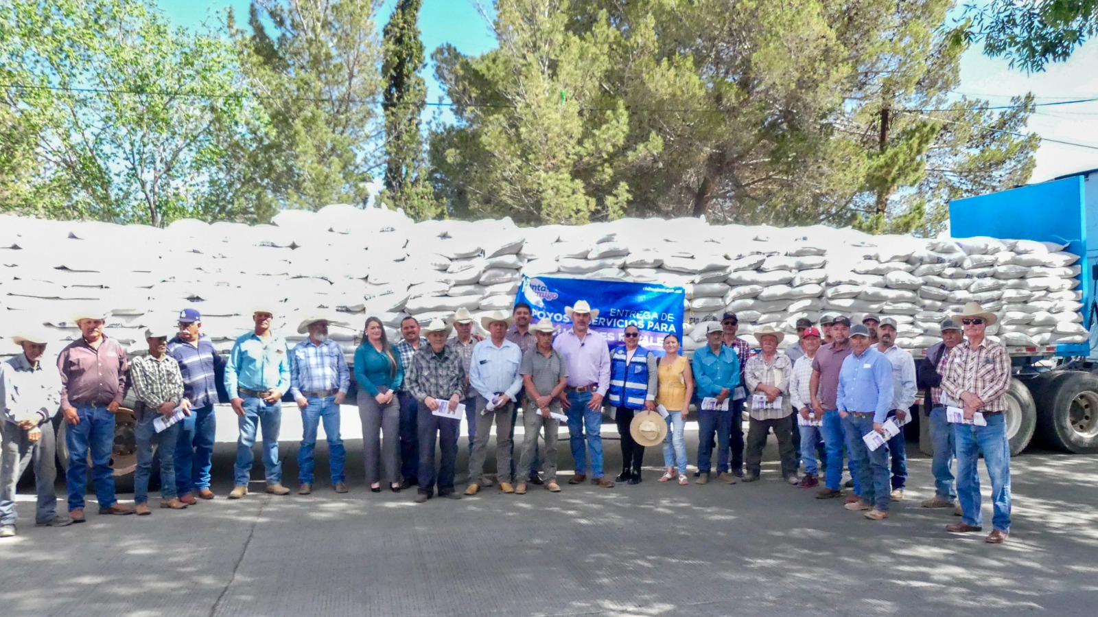 Participa Mireles en entrega de apoyos a productores pecuarios