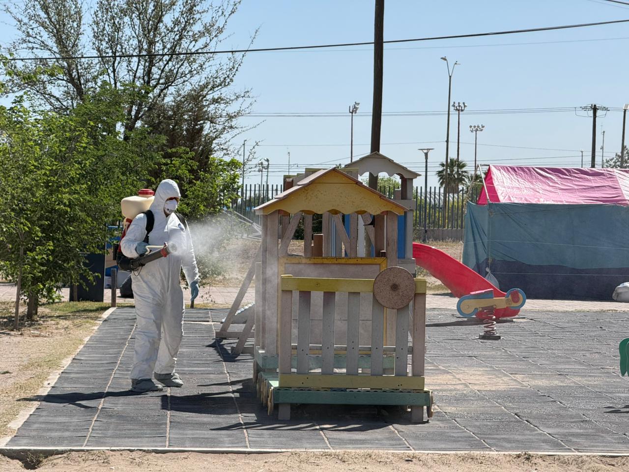 Fumiga Estado el Parque Central en Juárez