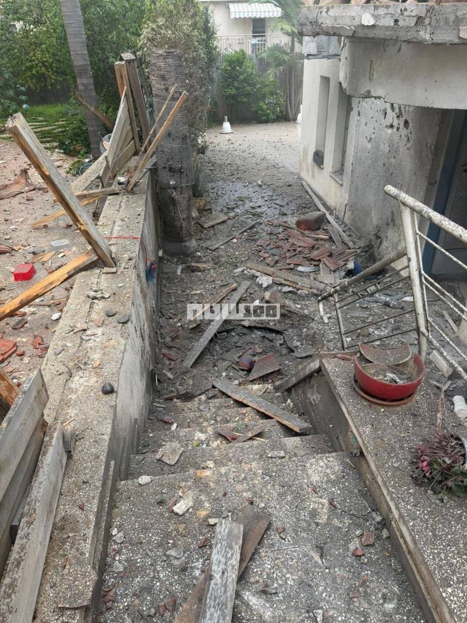 Caos en Tel Aviv: vecinos y rescatistas recorren las zonas afectadas por un ataque iraní