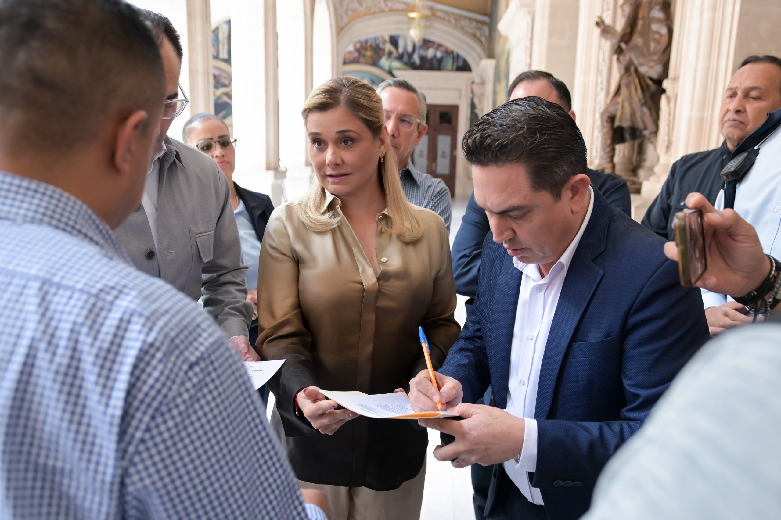 Fiscalía General de la República cita comparecer a la gobernadora