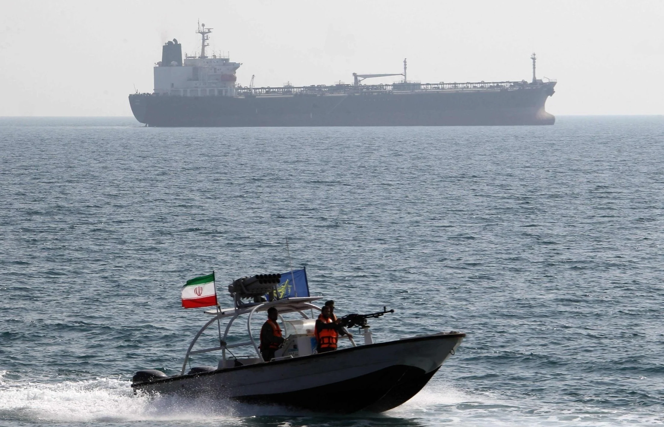 Irán ataca fragata de Estados Unidos por violar seguridad naval en Ormuz