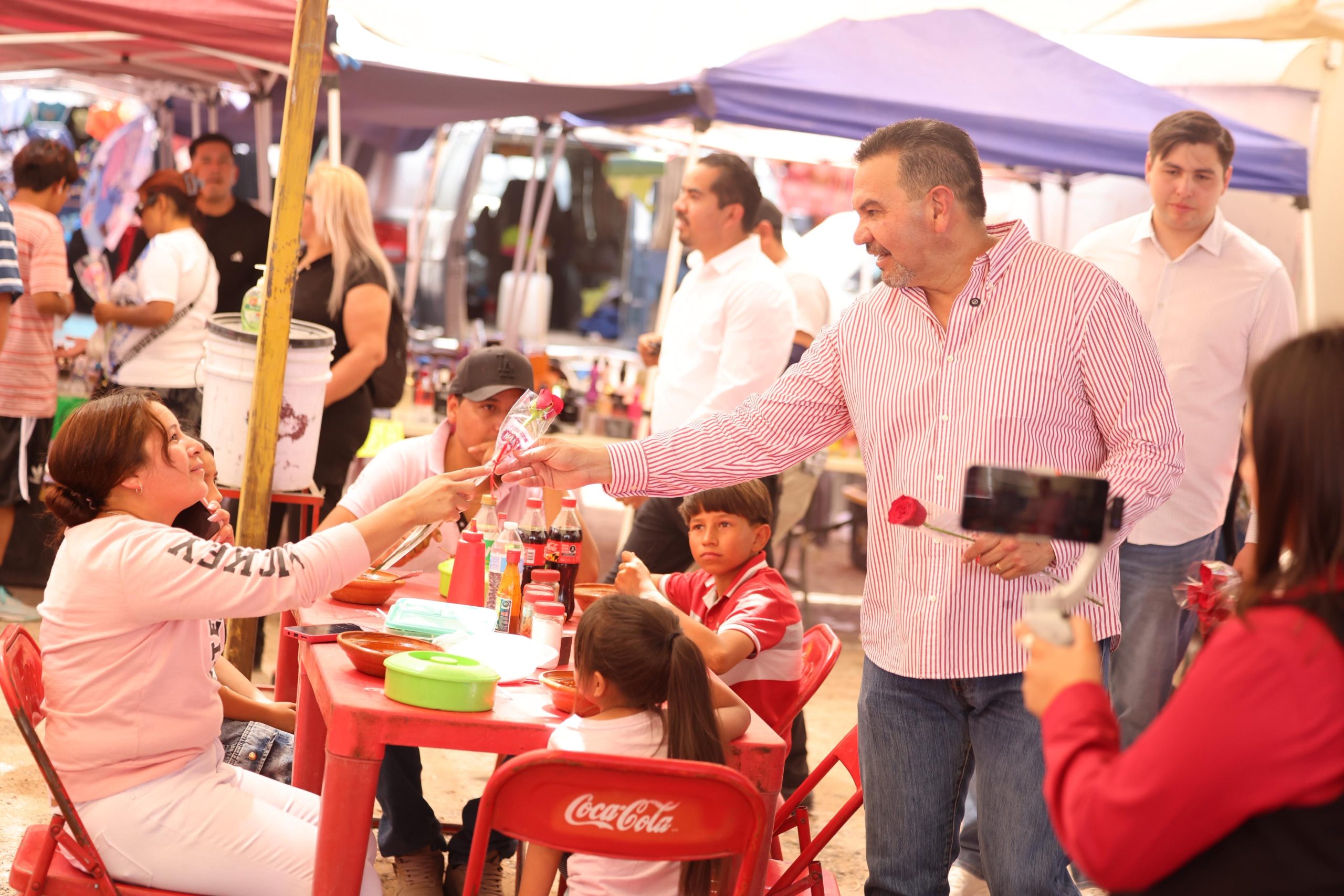 Entrega Cruz Pérez Cuéllar obsequio a las madres comerciantes del mercado “San Pancho”