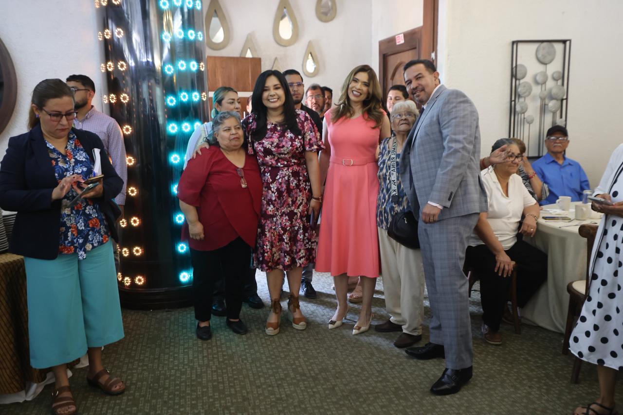 Celebran CPC y su esposa a las madres con coordinadoras de CAM