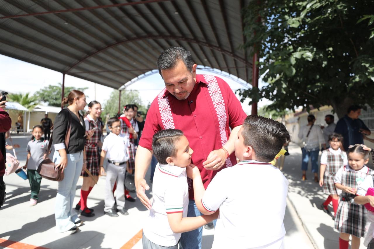 Entrega Cruz Pérez Cuéllar rehabilitación de la Escuela Primaria Juárez y Reforma