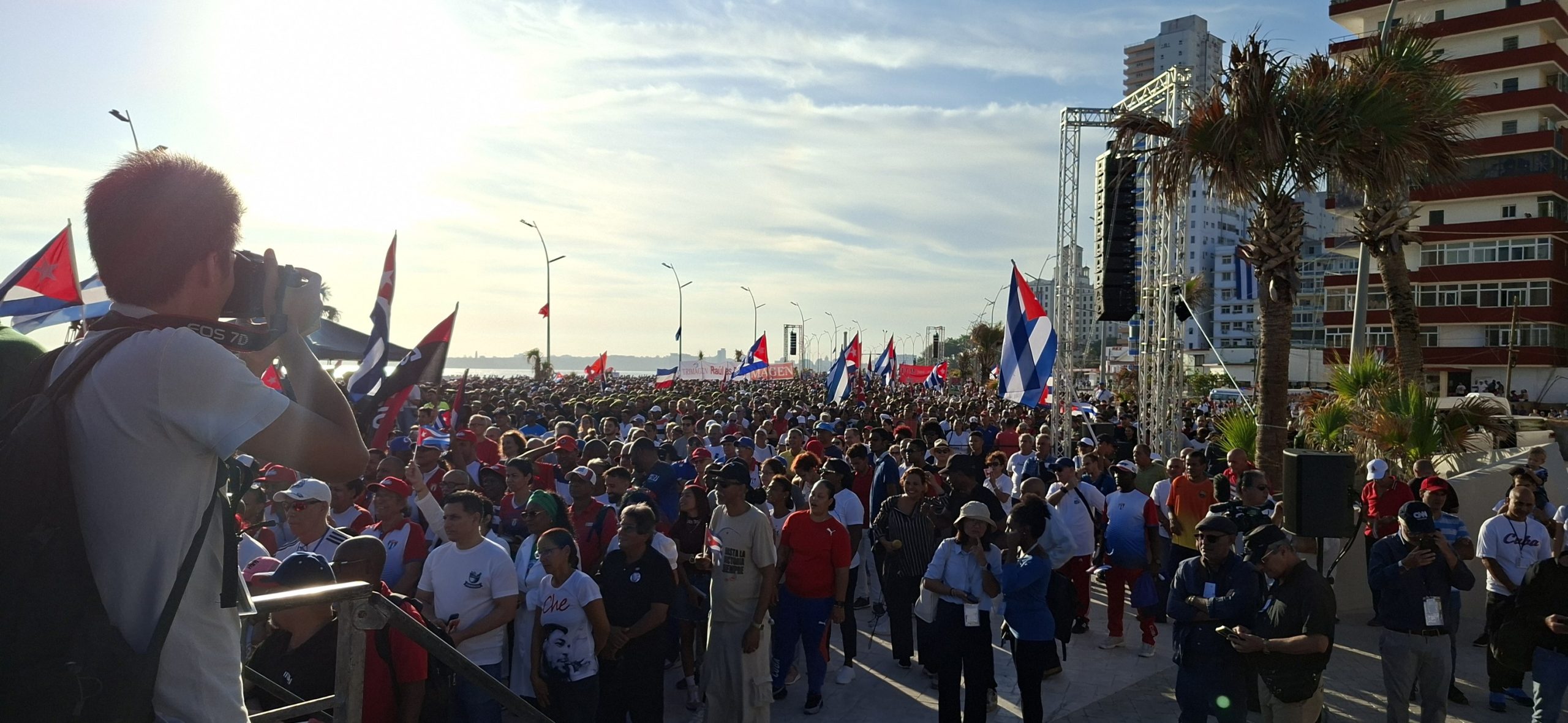 Miles de personas se reúnen en La Habana para respaldar al Raúl Castro