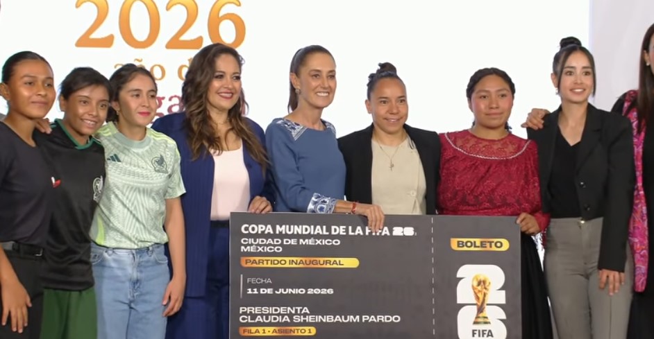 Entrega Sheinbaum boleto del Mundial a ganadoras