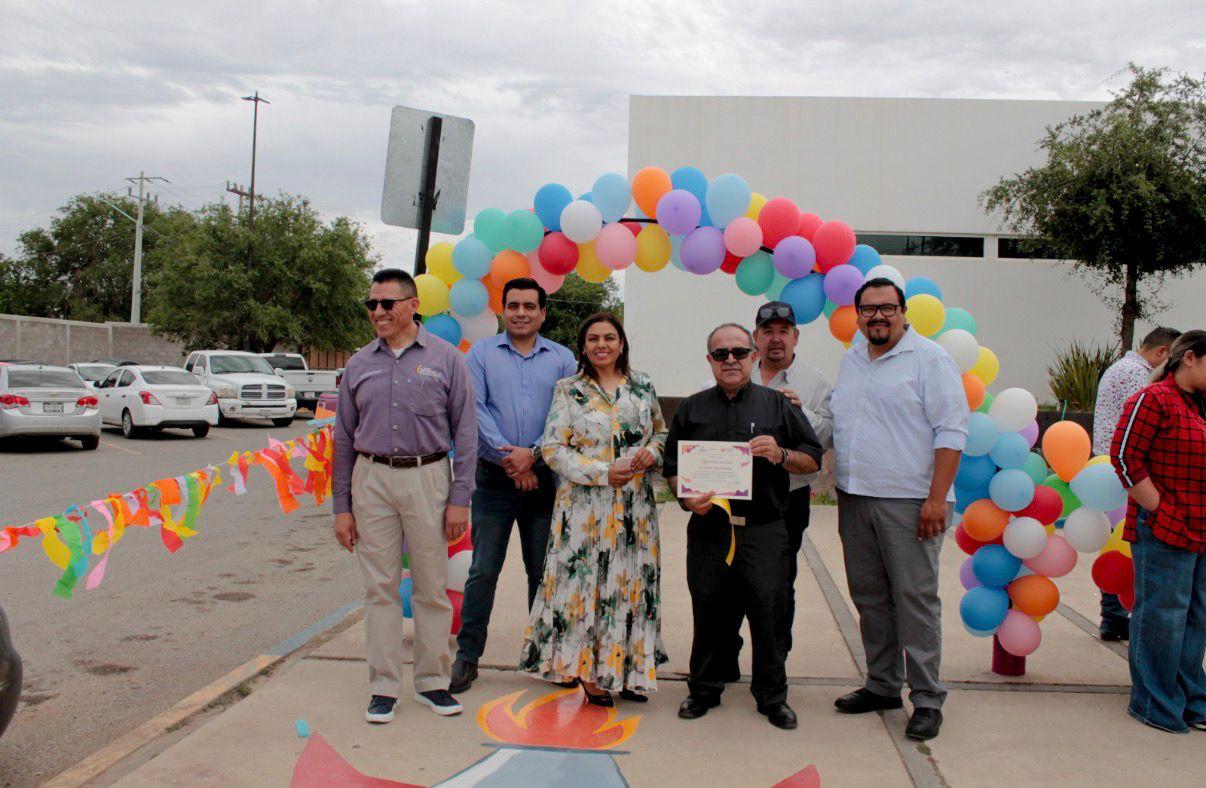 Disfrutan Día de la Niñez con regalos y golosinas