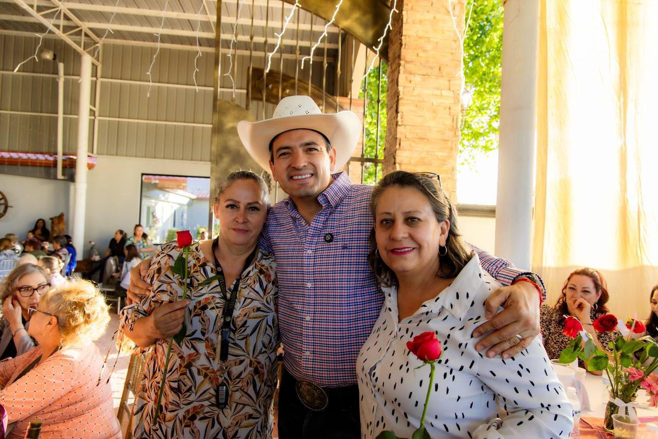 Celebra Bonilla a más de mil madres de Santa Isabel