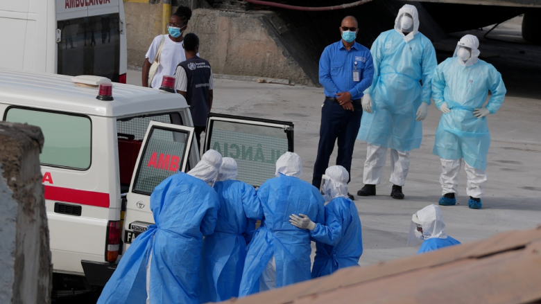 Evacuan a los últimos pasajeros del crucero del hantavirus en la Canarias
