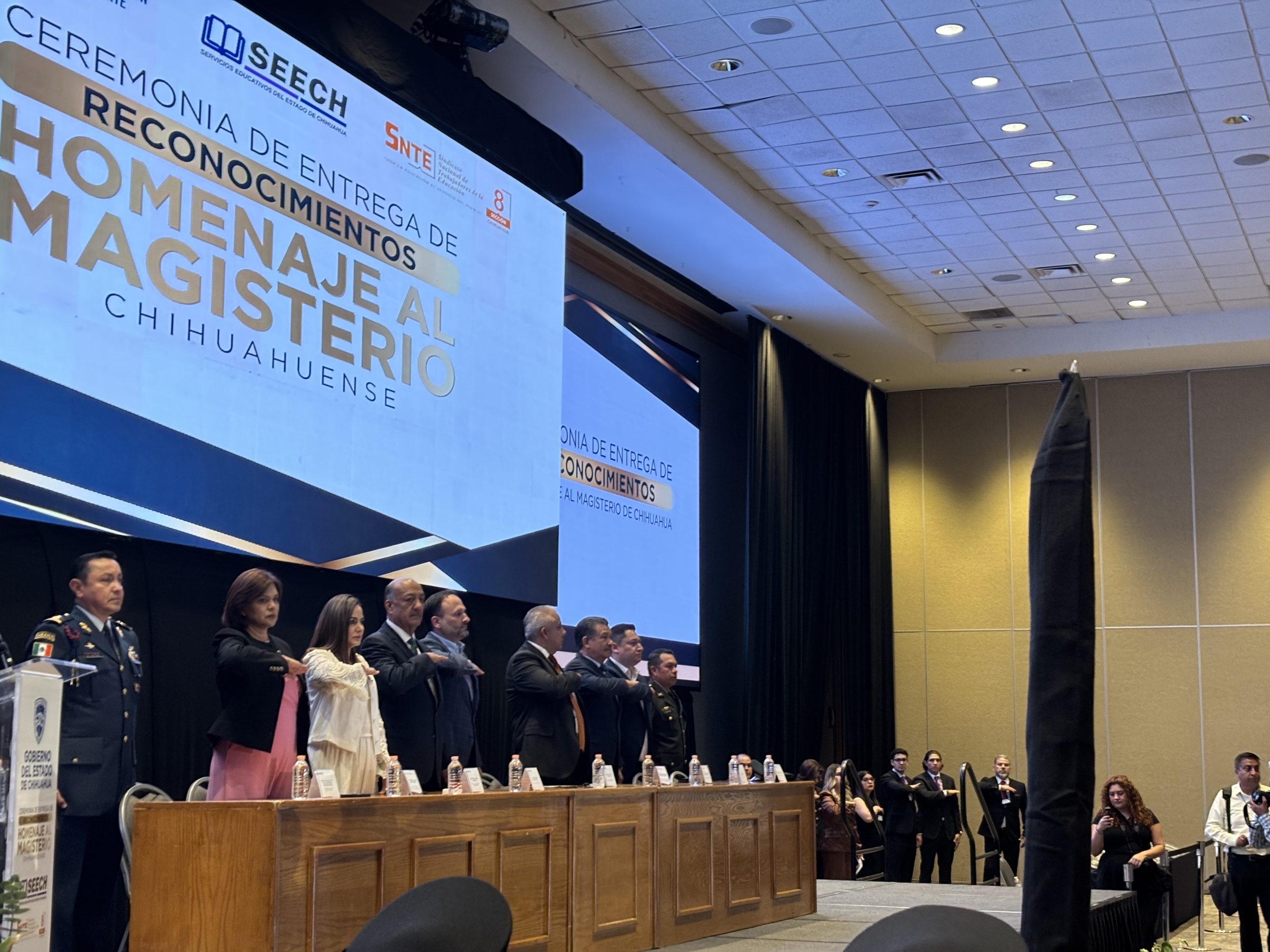 Homenajean a docentes por su trayectoria educativa