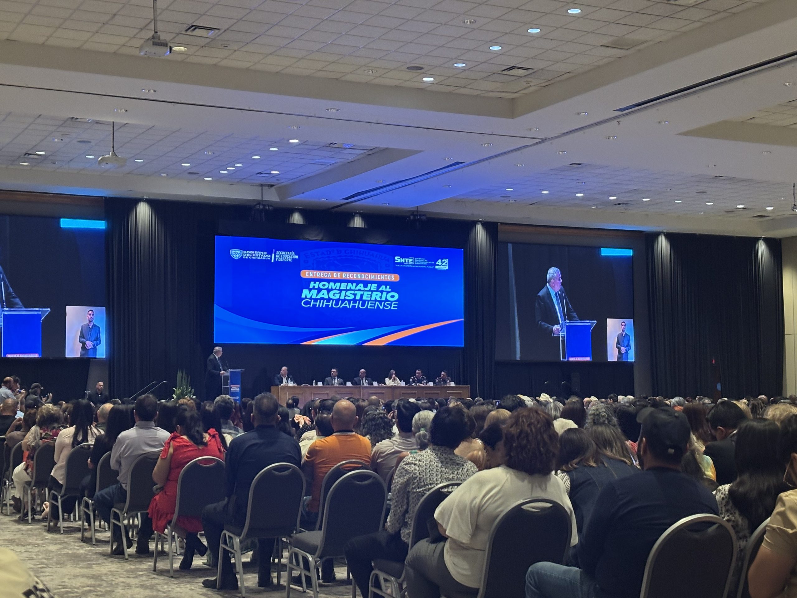 SNTE 42 reconoce a maestros por trayectoria