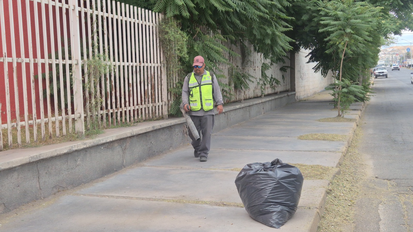 Mantienen labores de limpieza en principales vialidades de la ciudad