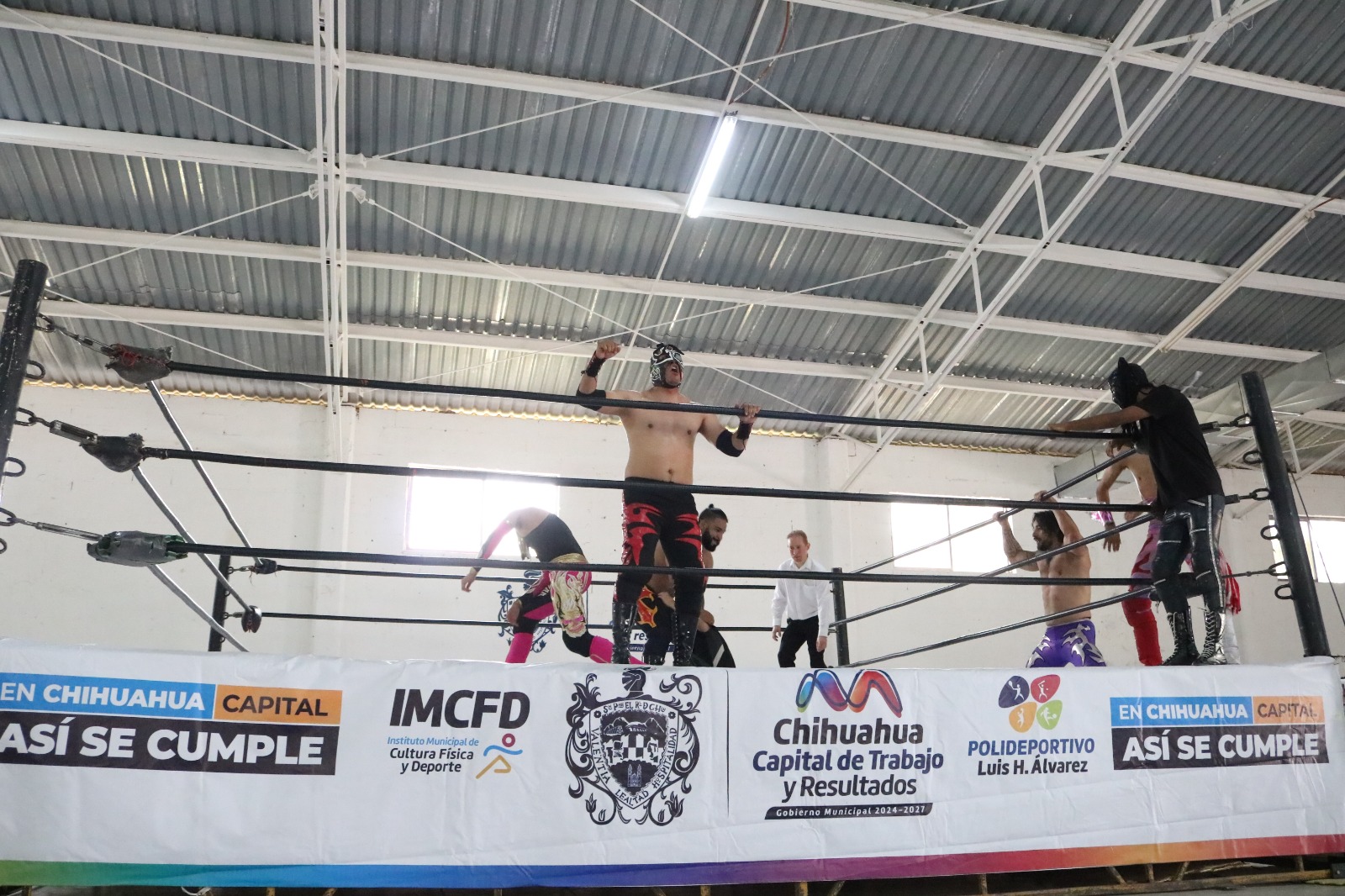 Celebran el Día de las Niñez con función de lucha libre