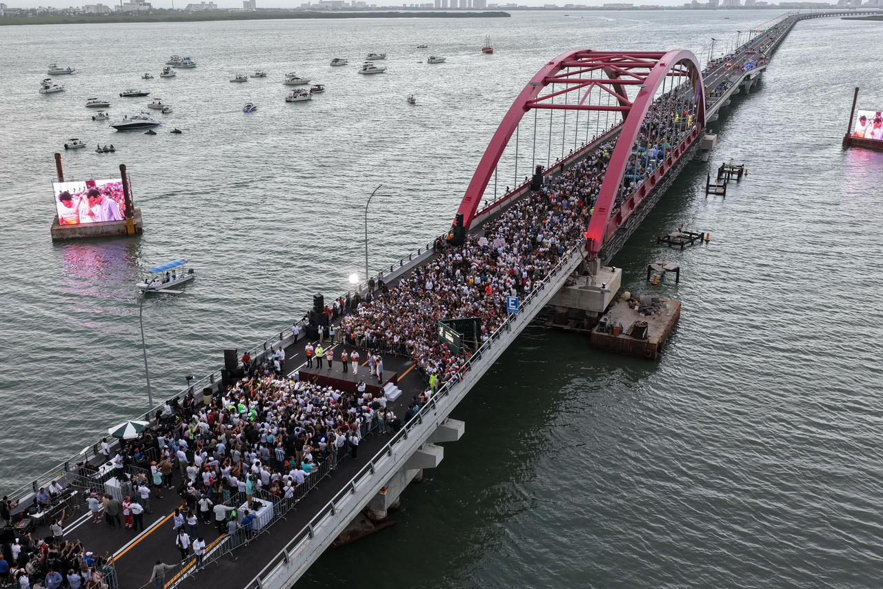 Inaugura Claudia Sheinbaum el puente vehicular Nichupté en Cancún