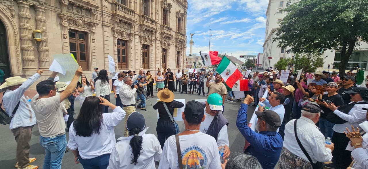 Se manifiestan en palacio de gobierno