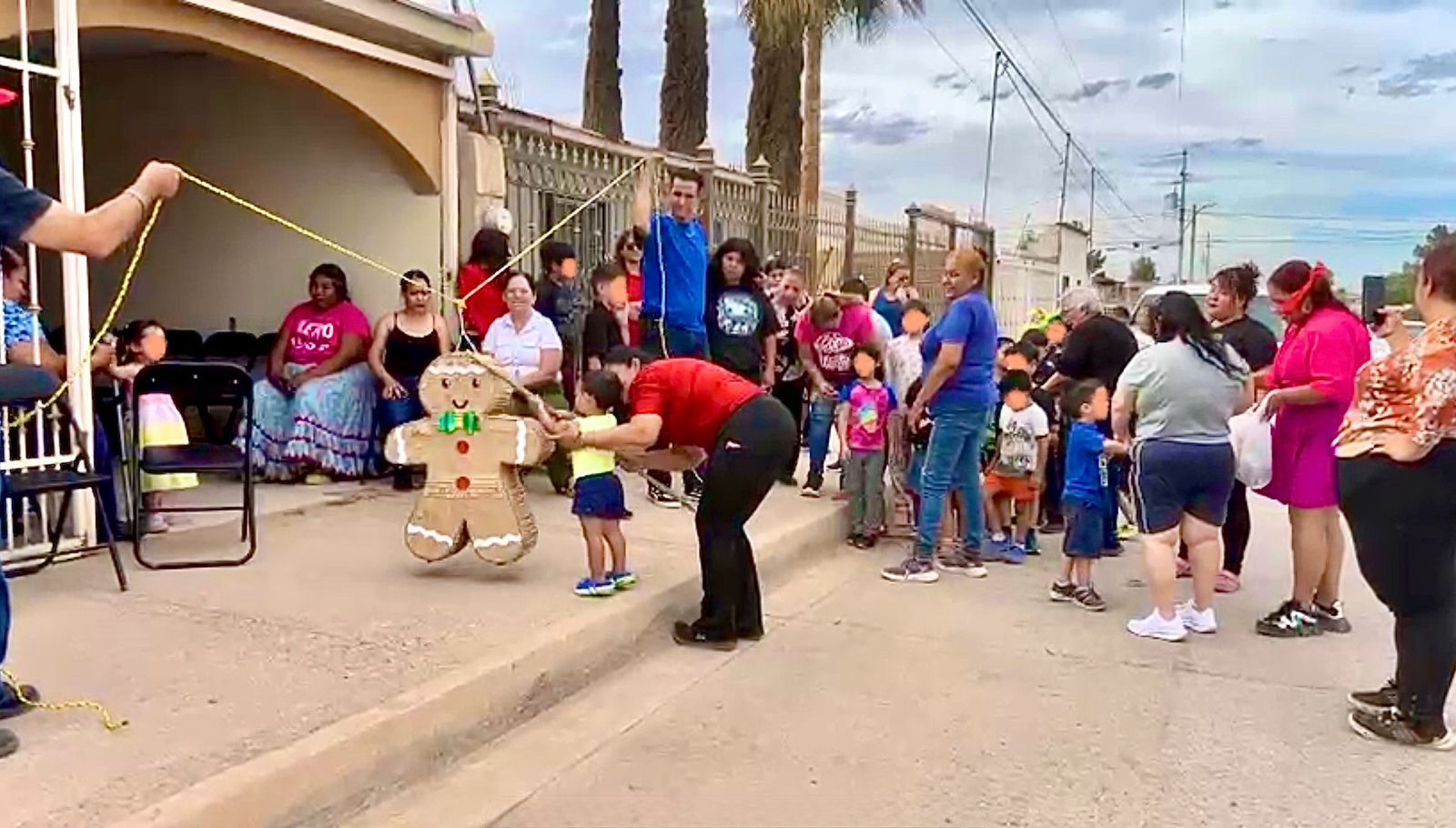Regala diputada juguetes y dulces a niños
