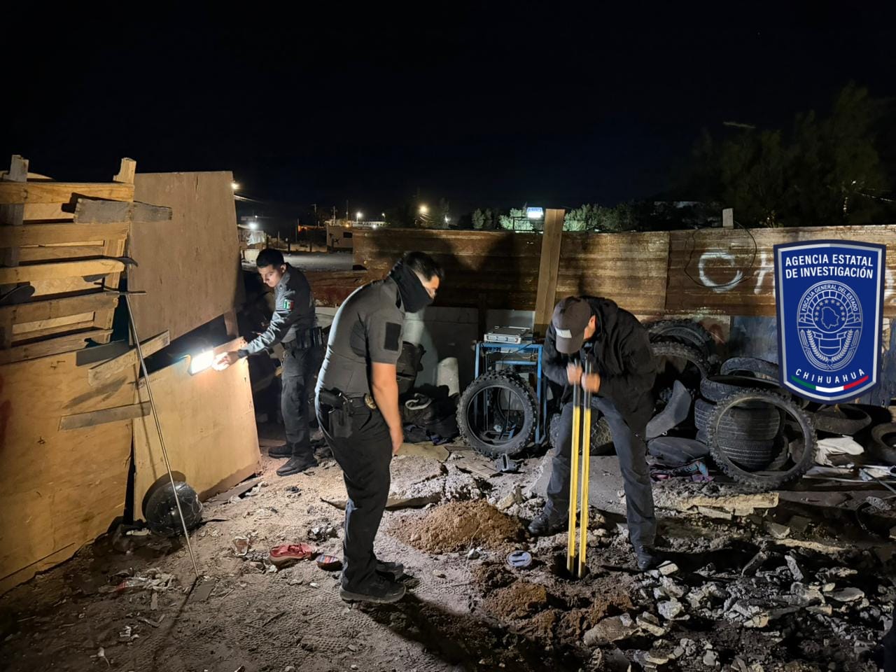Halla cuerpo inhumado en patio de vivienda en Juárez