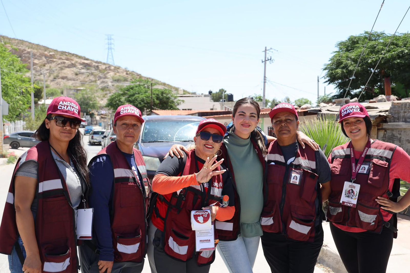 Andrea Chávez recorre la colonia Palo Chino