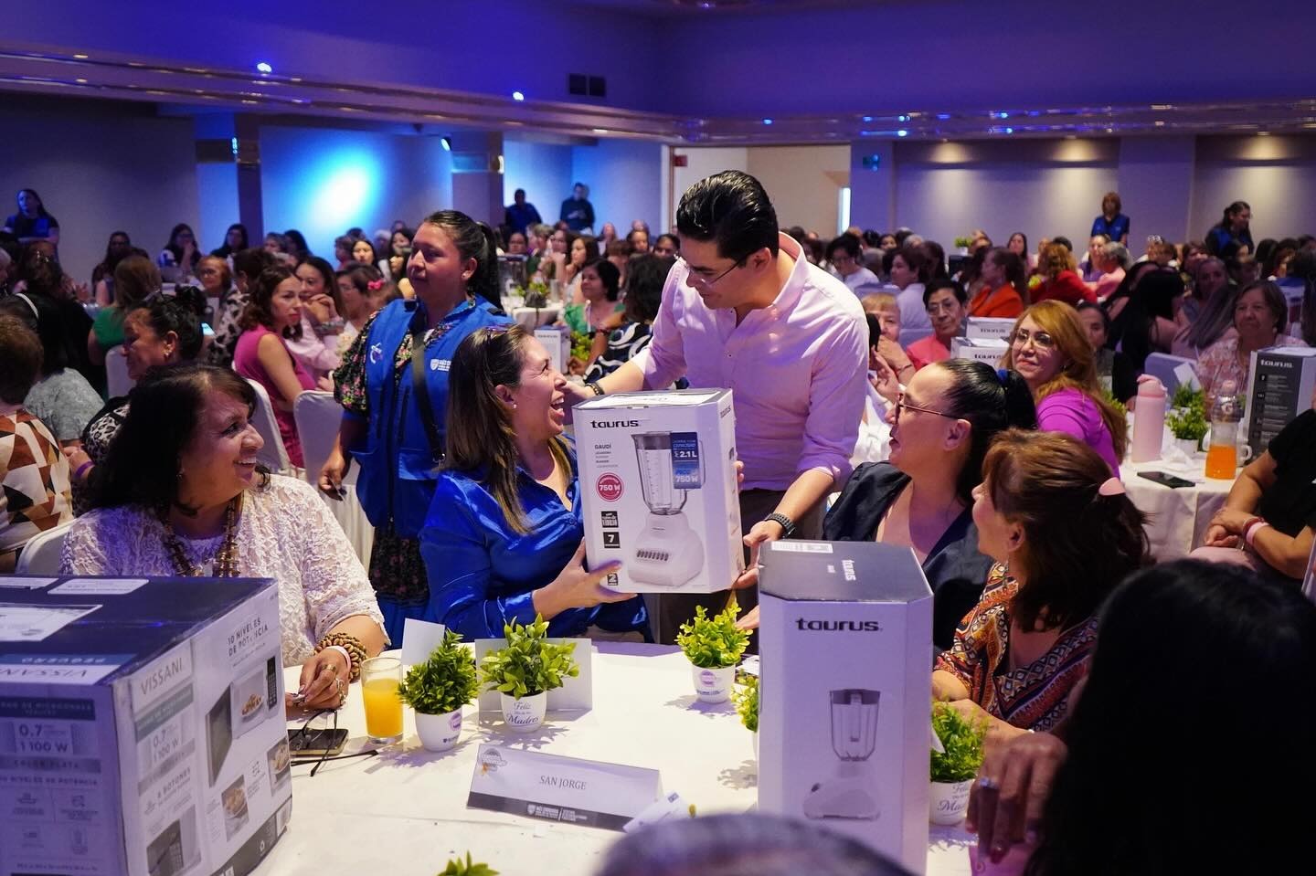 Celebra Desarrollo Humano a más de 800 mamás 