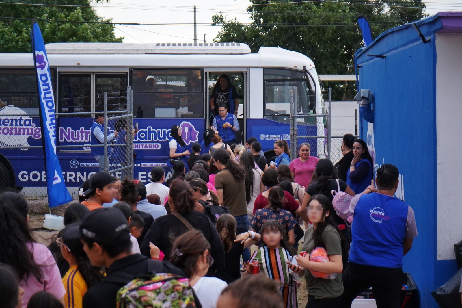 Lleva Rafa Loera alegría a niñas y niños de la colonia Pavis Borunda