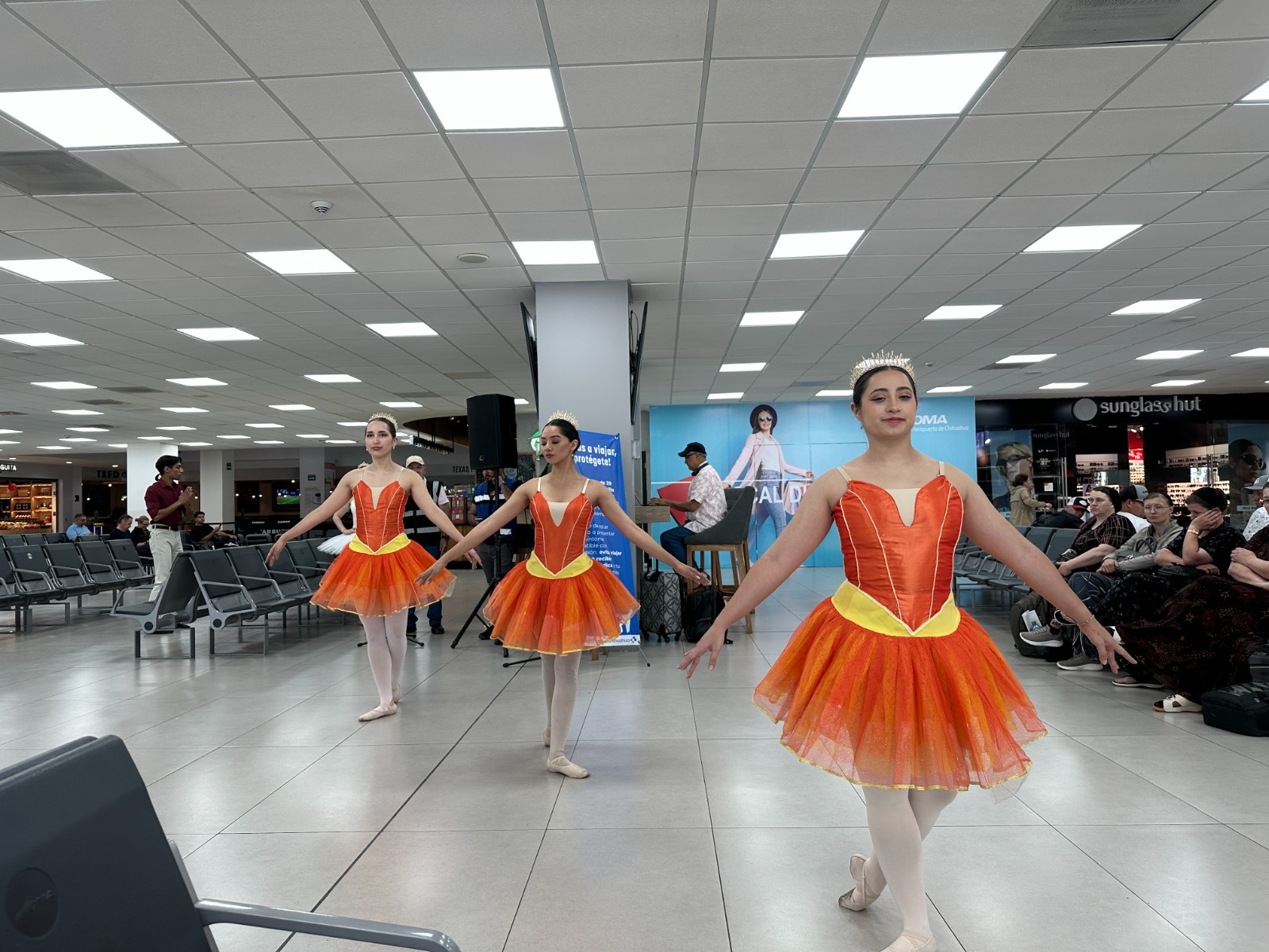 Lleva ICM presentaciones de artistas chihuahuenses a sala de espera del aeropuerto