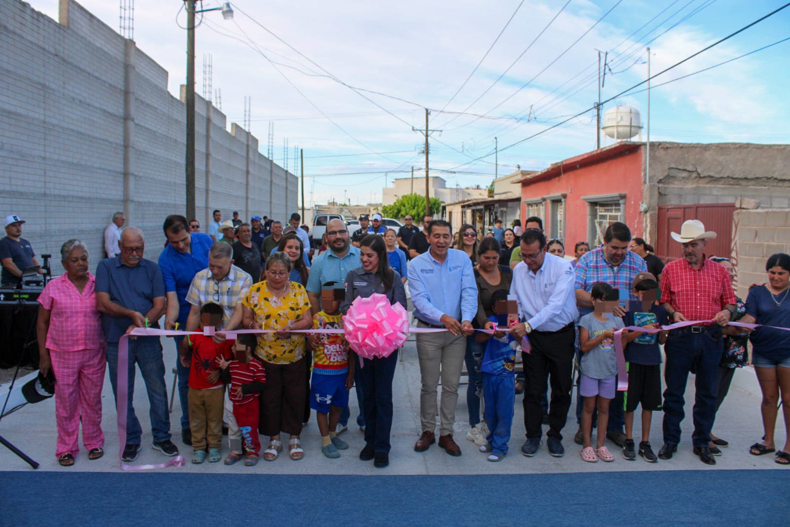 Acompaña diputado entrega de calle en Meoqui