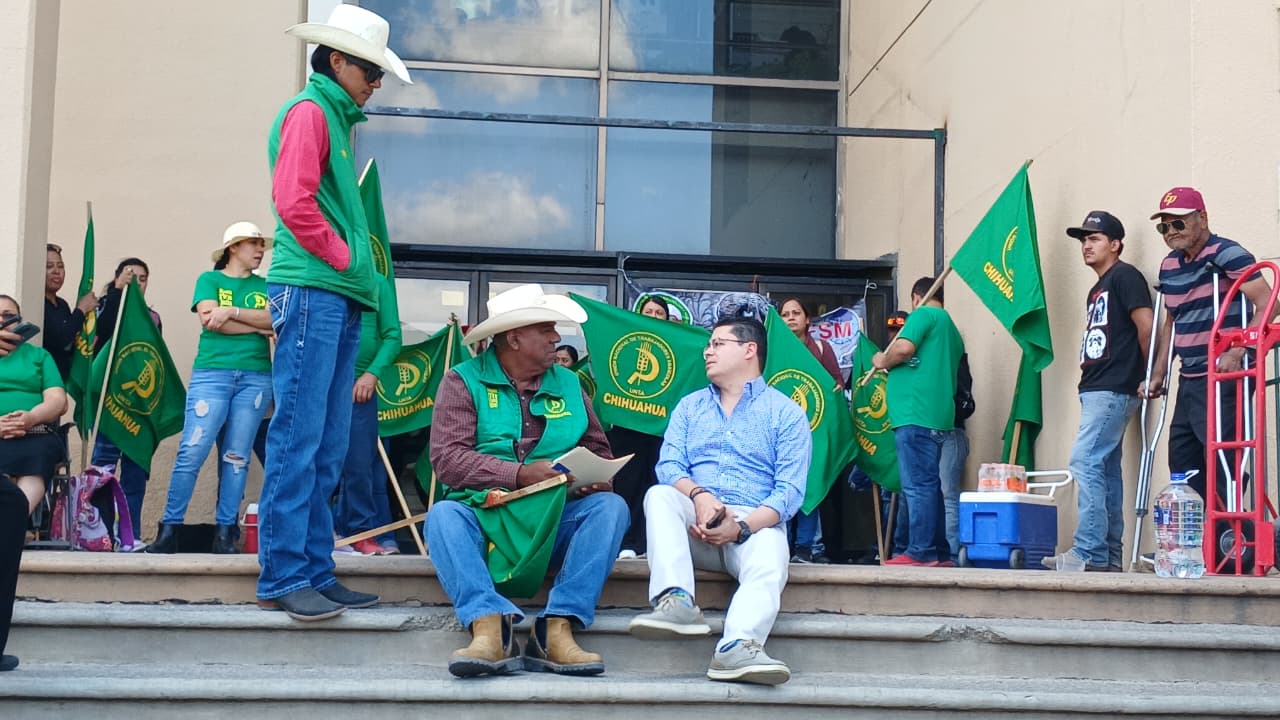 Promete Rafa Loera apoyos tras protesta de la UNTA