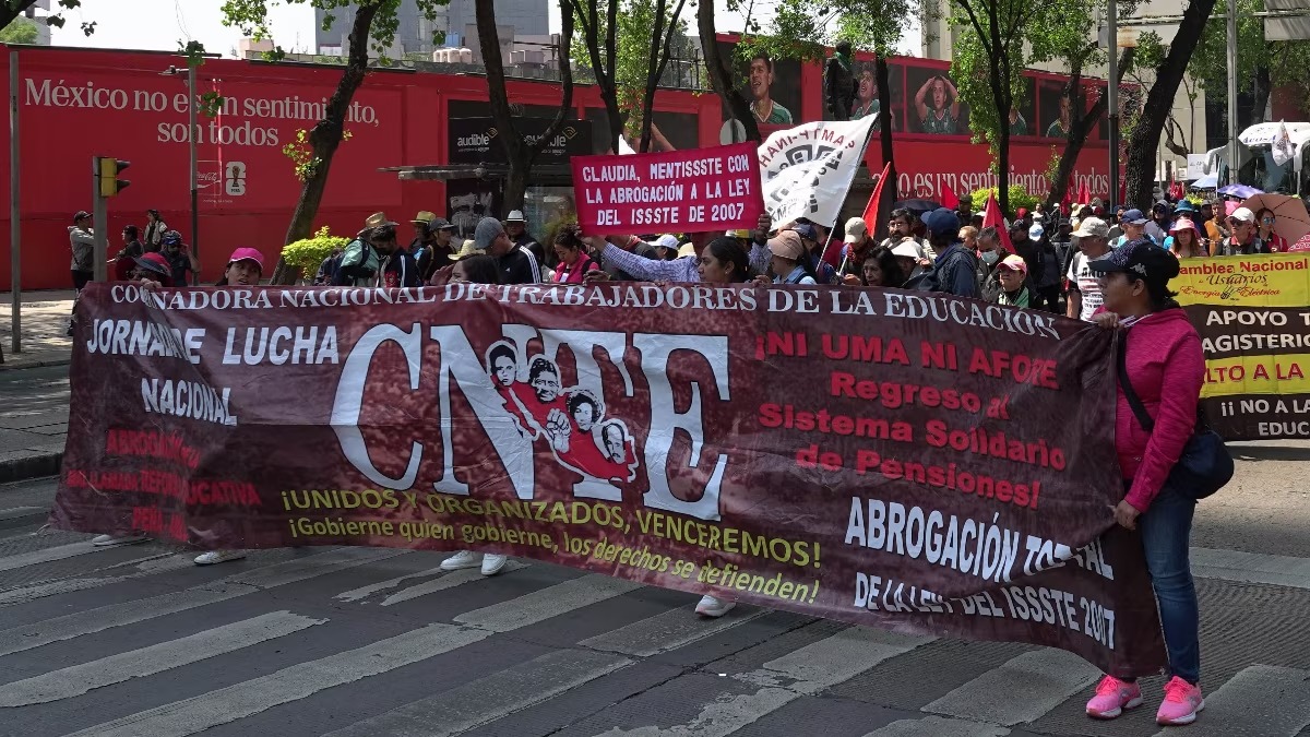 Se moviliza la CNTE y anuncian plantón nacional