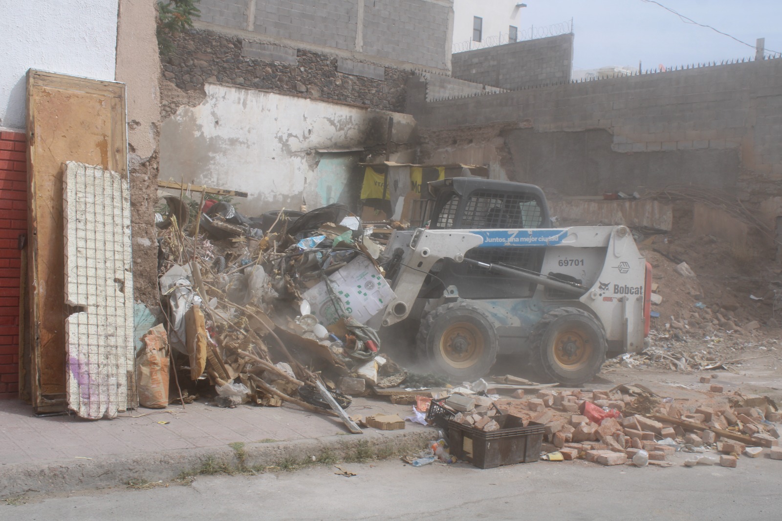 Limpia Municipio terreno invadido en la colonia Santo Niño
