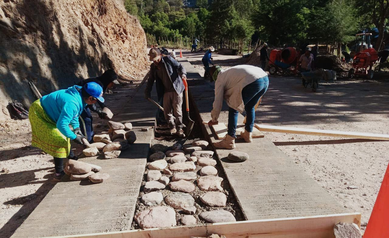 Habitantes de Urique y Morelos construyen caminos artesanales