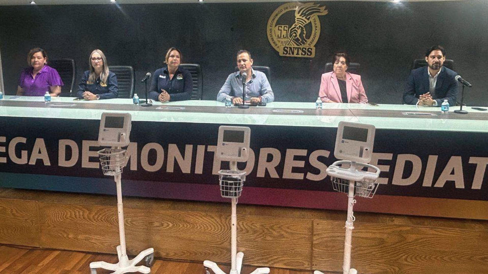 Alcalde entrega monitores al IMSS