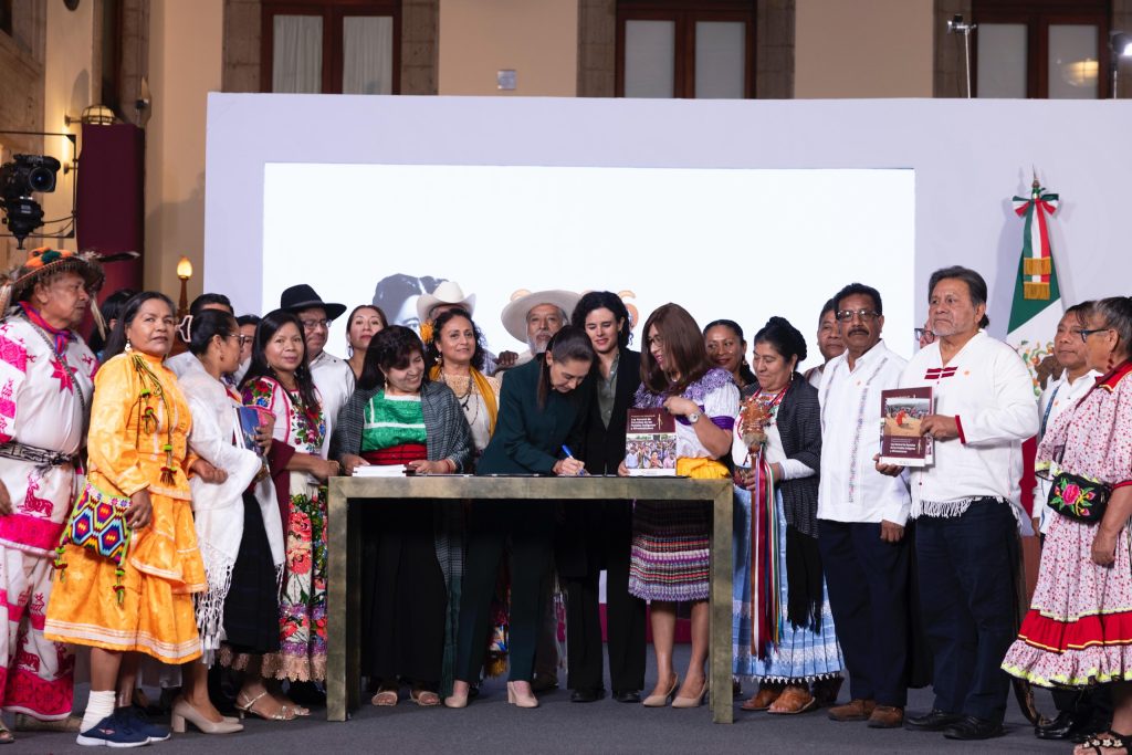 Firma Claudia Sheinbaum convocatoria para consulta de iniciativa de Ley General de Derechos de los Pueblos Indígenas y Afromexicanos