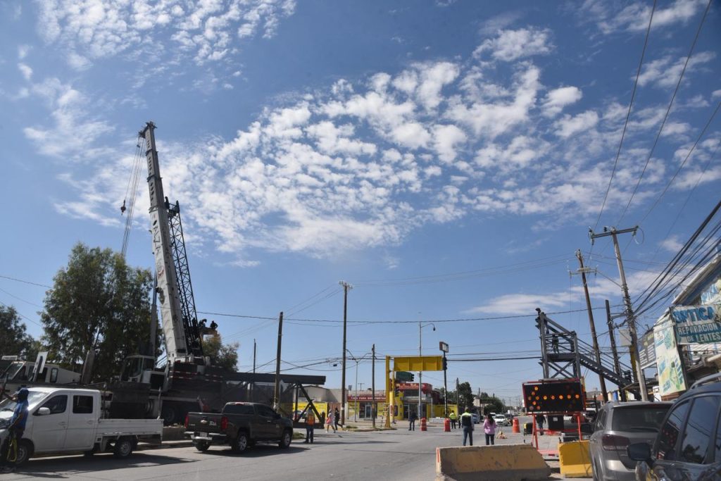 Cierran circulación en la calle Tapioca para la colocación del puente peatonal