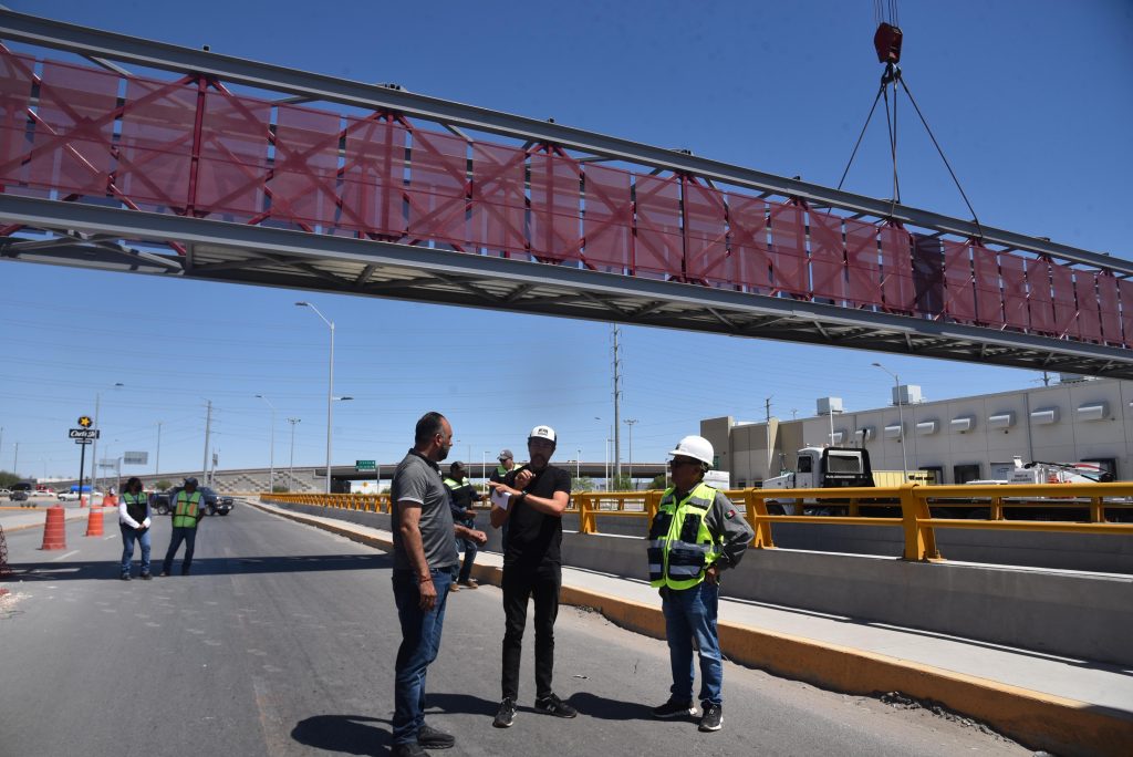 Supervisa Ortiz Orpinel colocación de puente peatonal Talamás Camandari