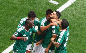México tiene debut histórico tras vencer 2-0 a Sudáfrica