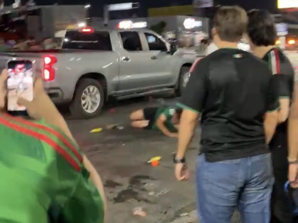Detienen a conductor en estado de ebriedad tras arrollar a aficionados en la glorieta