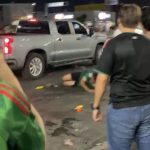 Detienen a conductor en estado de ebriedad tras arrollar a aficionados en la glorieta